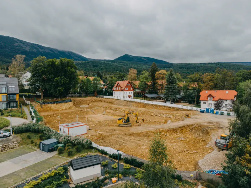 Teren budowy apartamentów White Mountain w Karpaczu we wrześniu 2026 roku, ujęcie z drona